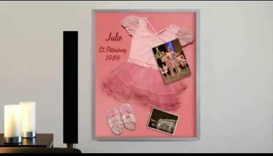 Roze balletjurk met tule rok, schoentjes en foto's, met tekst 'Julie St. Petersburg 1989'.