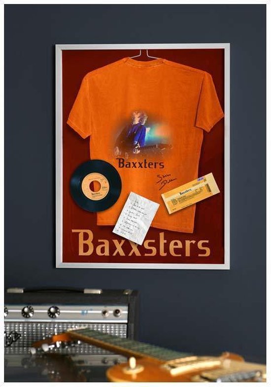 Oranje T-shirt met opdruk van gitarist, vinylplaat en ticket.
