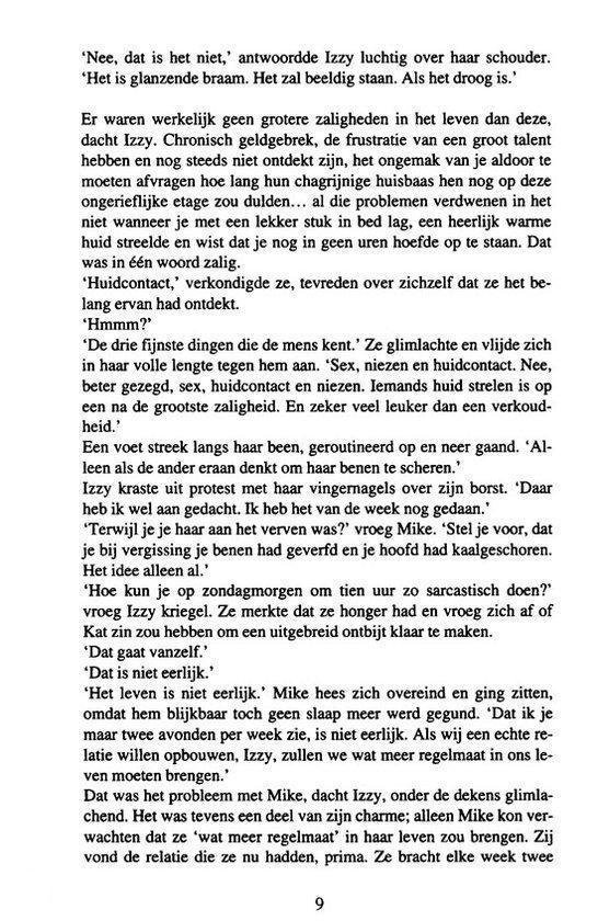 Een vrouw met lang bruin haar en een gebreide trui, lachend.