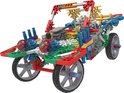 Een K'NEX-auto met vier wielen, rode, groene en blauwe onderdelen en rode koplampen.