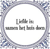 Tegeltje met Spreuk (Tegeltjeswijsheid): Liefde is; samen het huis doen + Kado verpakking & Plakhanger