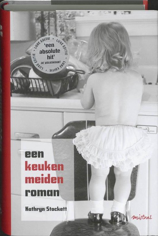 Boek met een zwart-witfoto van een klein meisje met een witte pamperrok dat op een keukenstoel zit.