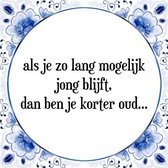 Tegeltje met Spreuk (Tegeltjeswijsheid): Als je zo lang mogelijk jong blijft, dan ben je korter oud... + Kado verpakking & Plakhanger