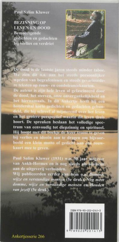 Boekrug met een foto van een man zittend in het bos. De tekst 'Bezininning op leven en dood' en de naam Paul Salim Kluwer.