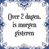 Tegeltje met Spreuk (Tegeltjeswijsheid): Over 2 dagen, is morgen gisteren + Kado verpakking & Plakhanger