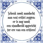 Tegeltje met Spreuk (Tegeltjeswijsheid): Schenk nooit aandacht aan wat critici zeggen; er is nog nooit een standbeeld opgericht ter ere van een criticus! + Kado verpakking & Plakha