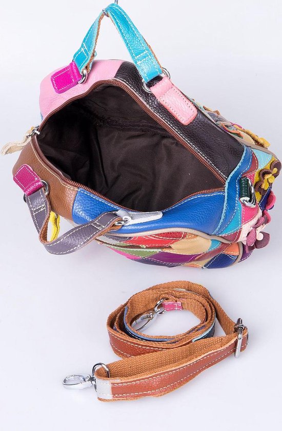 Veelkleurige patchwork tas, open met bruine voering en een bruine schouderriem ernaast.