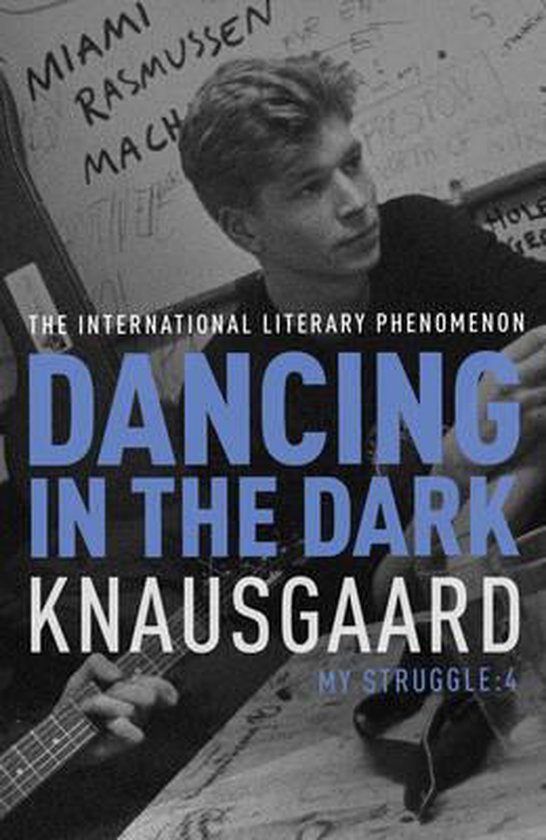 Boek "Dancing In The Dark" van Knausgård, deel 4 van "My Struggle".
