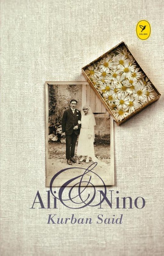 Gouden doosje met margrietjes en vintage trouwfoto. Titel: Ali & Nino, Kurban Said.