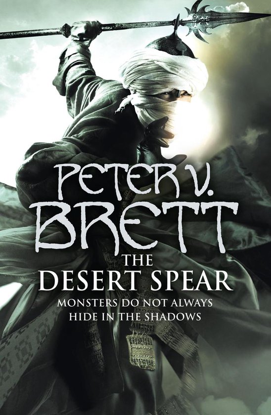 Boekomslag van "The Desert Spear" van Peter V. Brett. Een krijger met een speer en een wit tulband staat op een maanverlichte achtergrond.