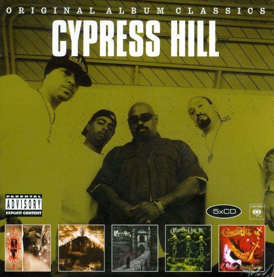 Originele Album Classics box set van Cypress Hill met vier bandleden. Onderin vijf cd-hoesjes van hun albums.