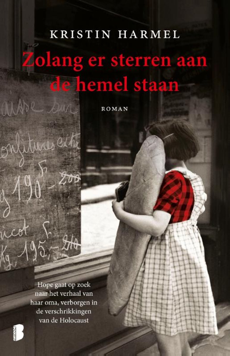 Een meisje in een ruitjesjurk omhelst een stokbrood voor een etalage.