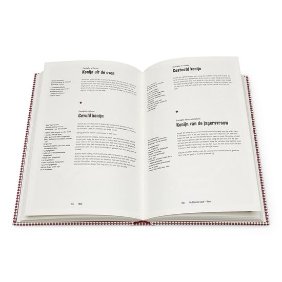 Gevuld konijn opengesneden met een mes, naast een recept.