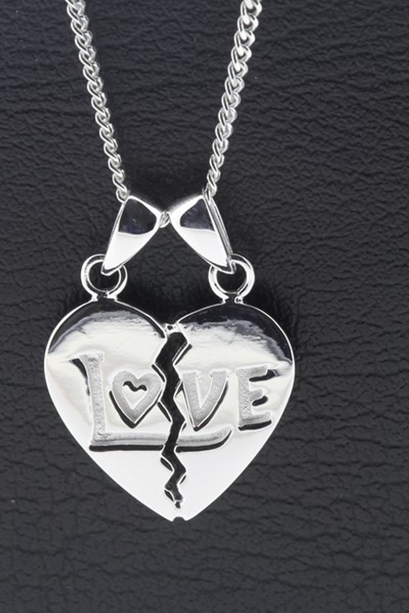 Zilveren Breekhart met tekst Love ketting hanger