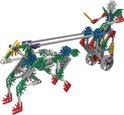 Een K'NEX-constructie van een ruiter op een vierwielig voertuig die een ander dier voorttrekt.