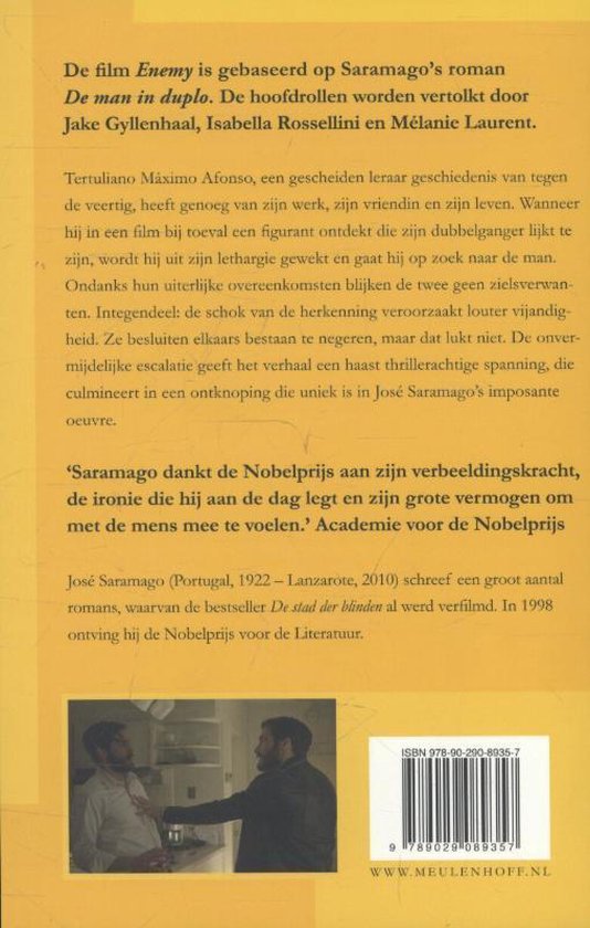 Boekrug van 'De man in duplo' door José Saramago, met tekst over de film en de auteur. Achterkant heeft een foto van twee mannen in gesprek.