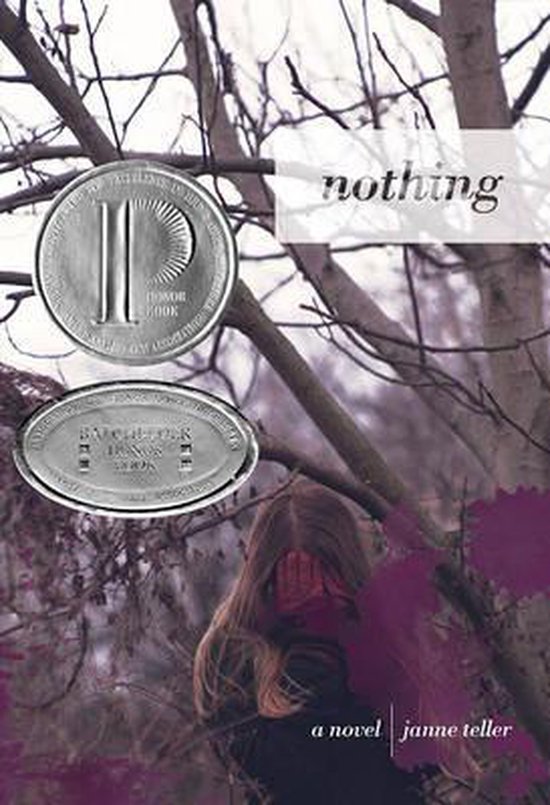 Boekomslag met 'nothing' en twee medailles. Een vrouw met blond haar bedekt haar gezicht, met een paarse vlek op de voorgrond.