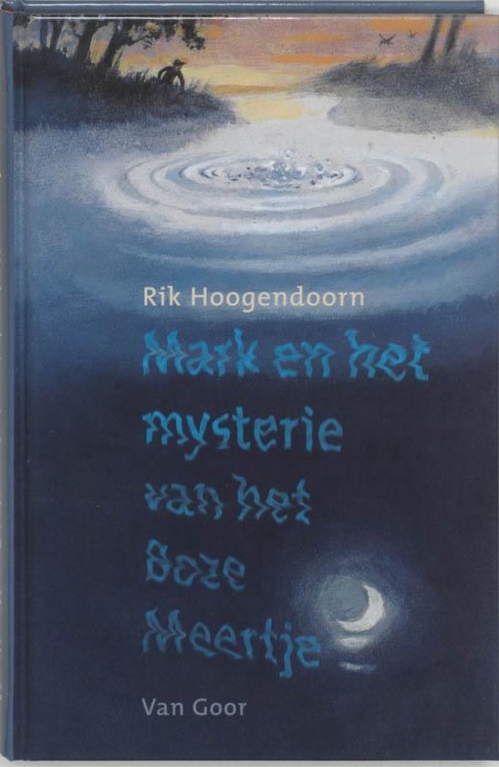 Boek 'Mark en het mysterie van het Boze Meertje' met een illustratie van een bosrand bij water onder een nachtelijke hemel met maan.