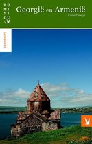 Dominicus landengids Georgië en Armenië met een oude stenen kerk op een heuvel aan het water.