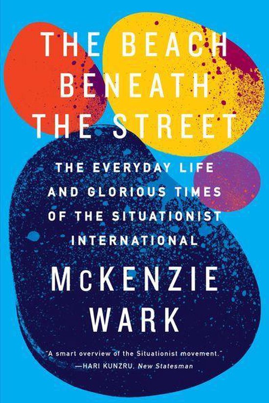 Boekomslag voor 'The Beach Beneath the Street' door McKenzie Wark met oranje, gele en paarse abstracte vormen.
