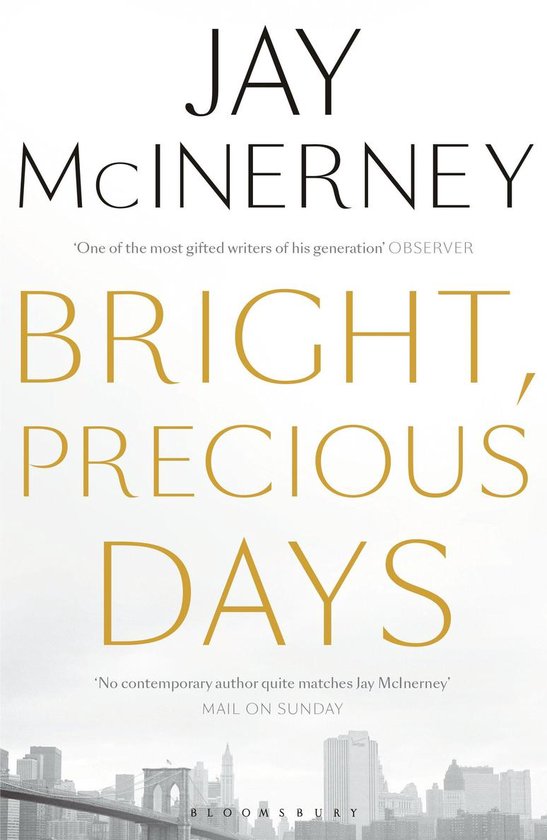 Boekhoes van 'Bright, Precious Days' van Jay McInerney. Goudkleurige letters op witte achtergrond met een stadse foto.