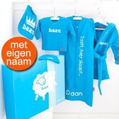 Kraamcadeau slab, t-shirt lange mouw, slaapzak, badjasje en mutsje met naam – jongen (3-6 mnd)