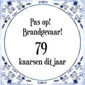 Verjaardag Tegeltje met Spreuk (79 jaar: Pas op! brandgevaar! 79 kaarsen dit jaar! + cadeau verpakking & plakhanger