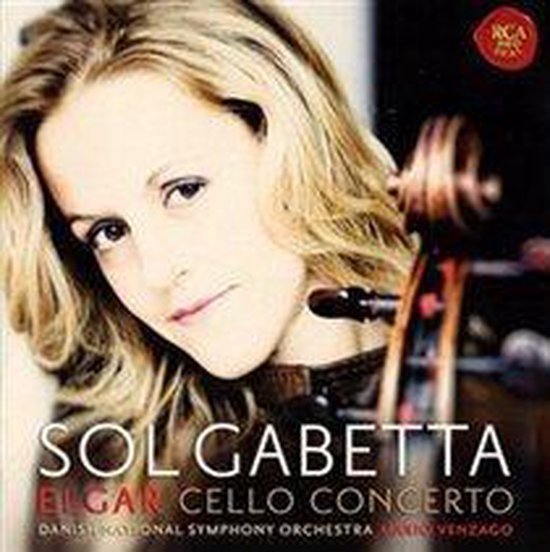 Sol Gabetta, celliste, met een cello, op de hoes van Elgar Cello Concerto.