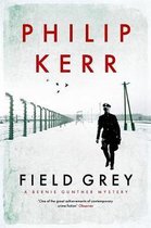 Boek 'Field Grey' van Philip Kerr. Een man in uniform loopt door een besneeuwd concentratiekamp met prikkeldraad.
