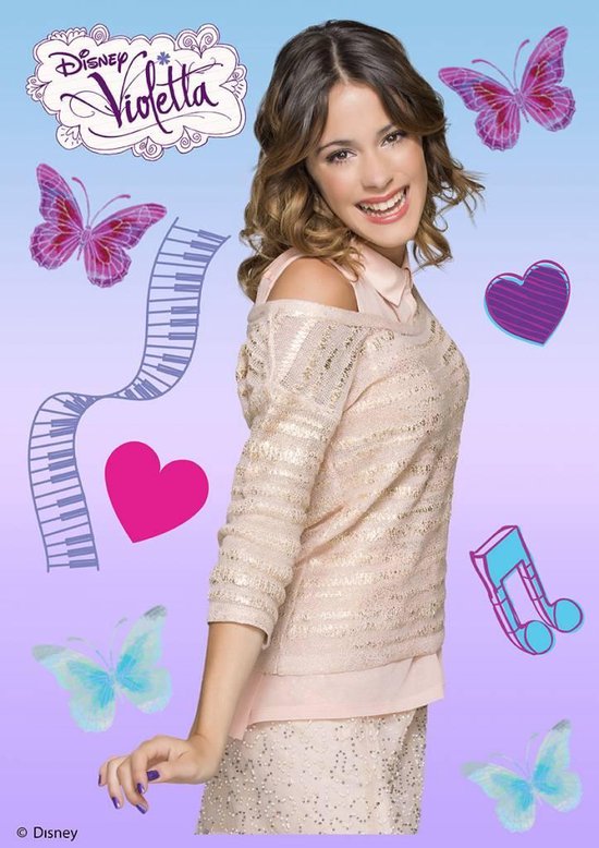Lachend meisje met golvend bruin haar, draagt een beige glittertop en rok, omringd door vlinders, hartjes, muzieknoten en het Disney Violetta logo.