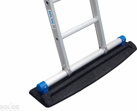 Zilveren ladder met een zwarte, geribbelde antislipvoet en blauwe dopjes.