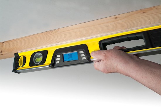 Hand gebruikt een gele Stanley FatMax waterpas om een houten balk te controleren.