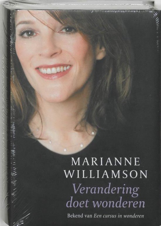 Portrait de Marianne Williamson souriant, au-dessus du titre 'Verandering doet wonderen'.