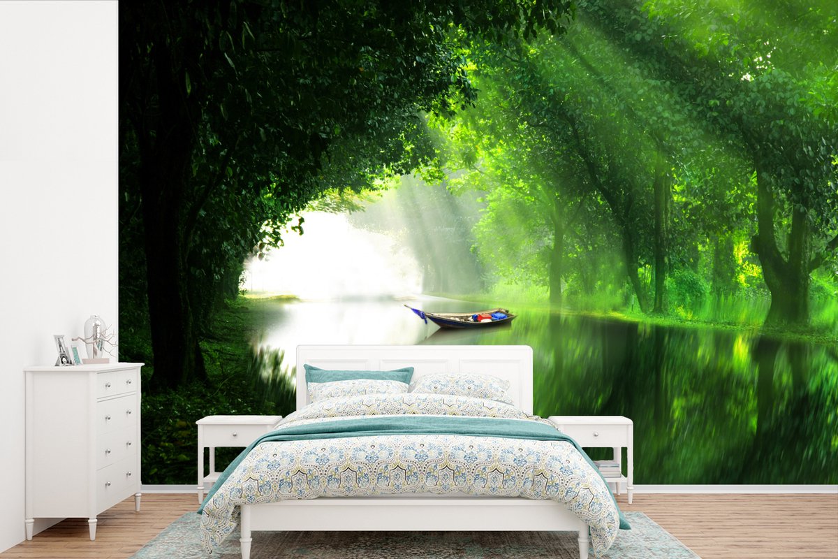 Behang - Fotobehang Een boot in een rivier met het omringde groene bos - Breedte 450 cm x hoogte 300 cm