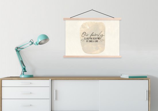 Porte-affiche avec affiche - Affiche scolaire - Citations - Famille - Notre famille est juste le bon mélange de chaos et d'amour - Proverbes - 90x60 cm - lattes vierges