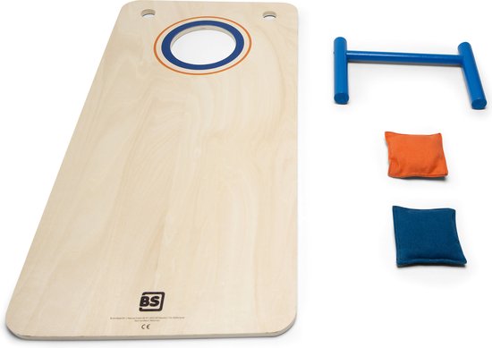 Houten cornhole board met blauwe rand rond gat. Naast het board liggen een blauwe beugel en oranje/blauwe beanbags.