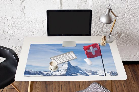 Muismat XXL 120x60 cm - Bureau onderlegger - Bureau mat Zwitserse Vlag bij Matterhorn in Zwitserland - Bureaumat - Gaming mousepad xl - Bureaulegger groot - Computer deskmat
