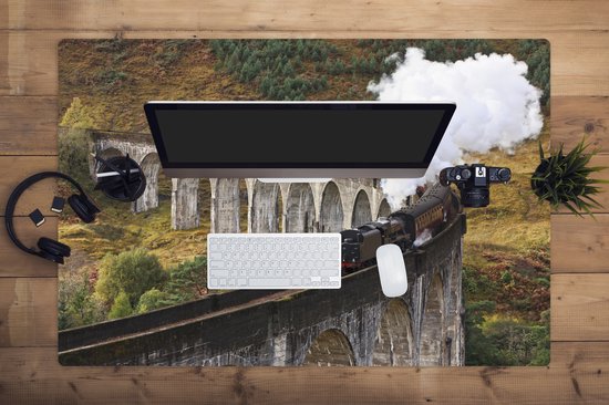 Muismat XXL 120x80 cm - Bureau onderlegger - Bureau mat Een stoomtrein rijdt over een brug - Bureaumat - Gaming mousepad xl - Bureaulegger groot - Computer deskmat