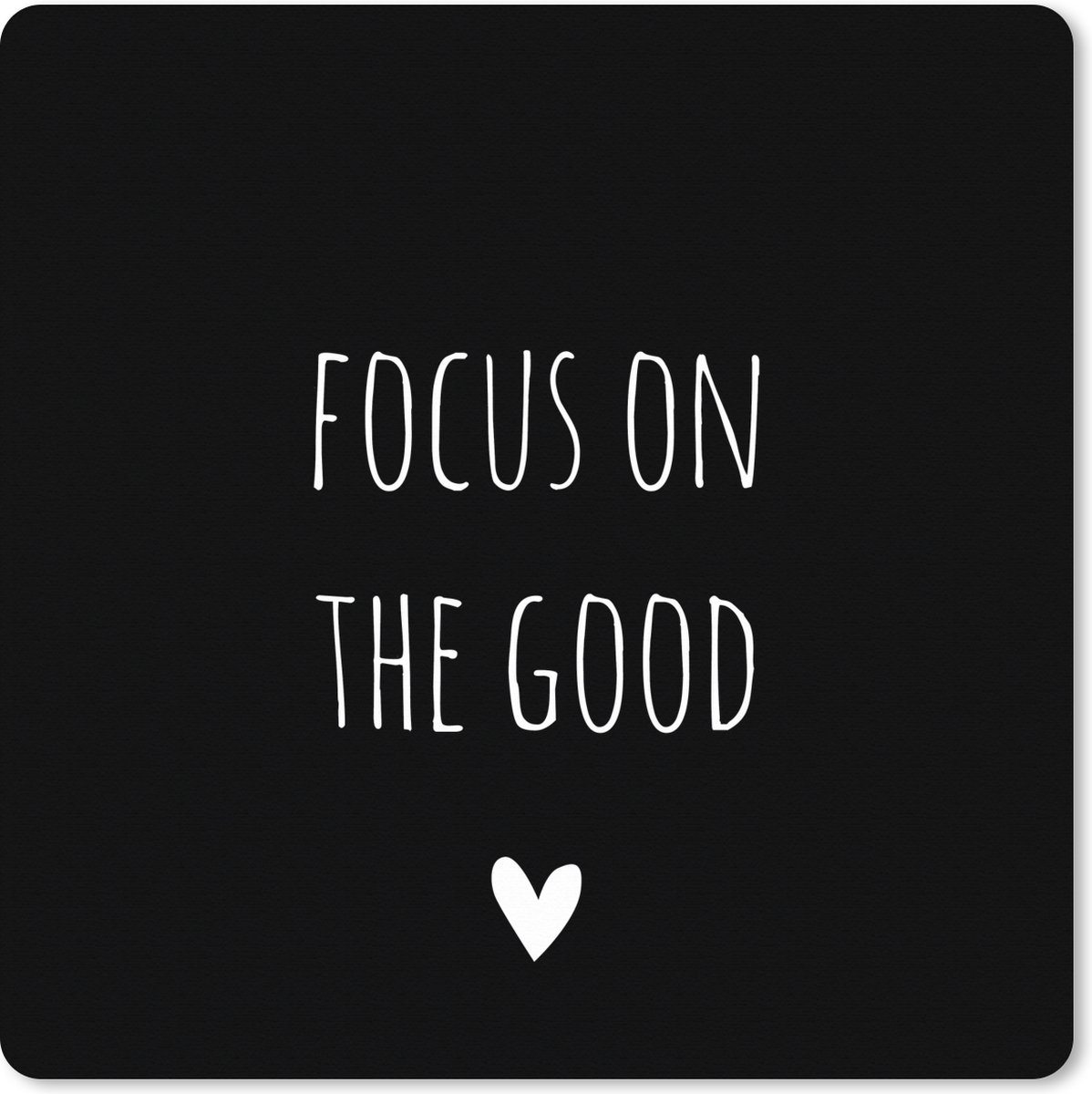 Muismat XXL 40x40 cm - Bureau onderlegger - Bureau mat Engelse quote "Focus on the good" met een hartje tegen een zwarte achtergrond - Bureaumat - Gaming mousepad xl - Bureaulegger groot - Computer deskmat