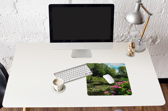 Muismat XXL 40x40 cm - Bureau onderlegger - Bureau mat Zomerdag met waterlelies in het water in Monet's tuin in Frankrijk - Bureaumat - Gaming mousepad xl - Bureaulegger groot - Computer deskmat