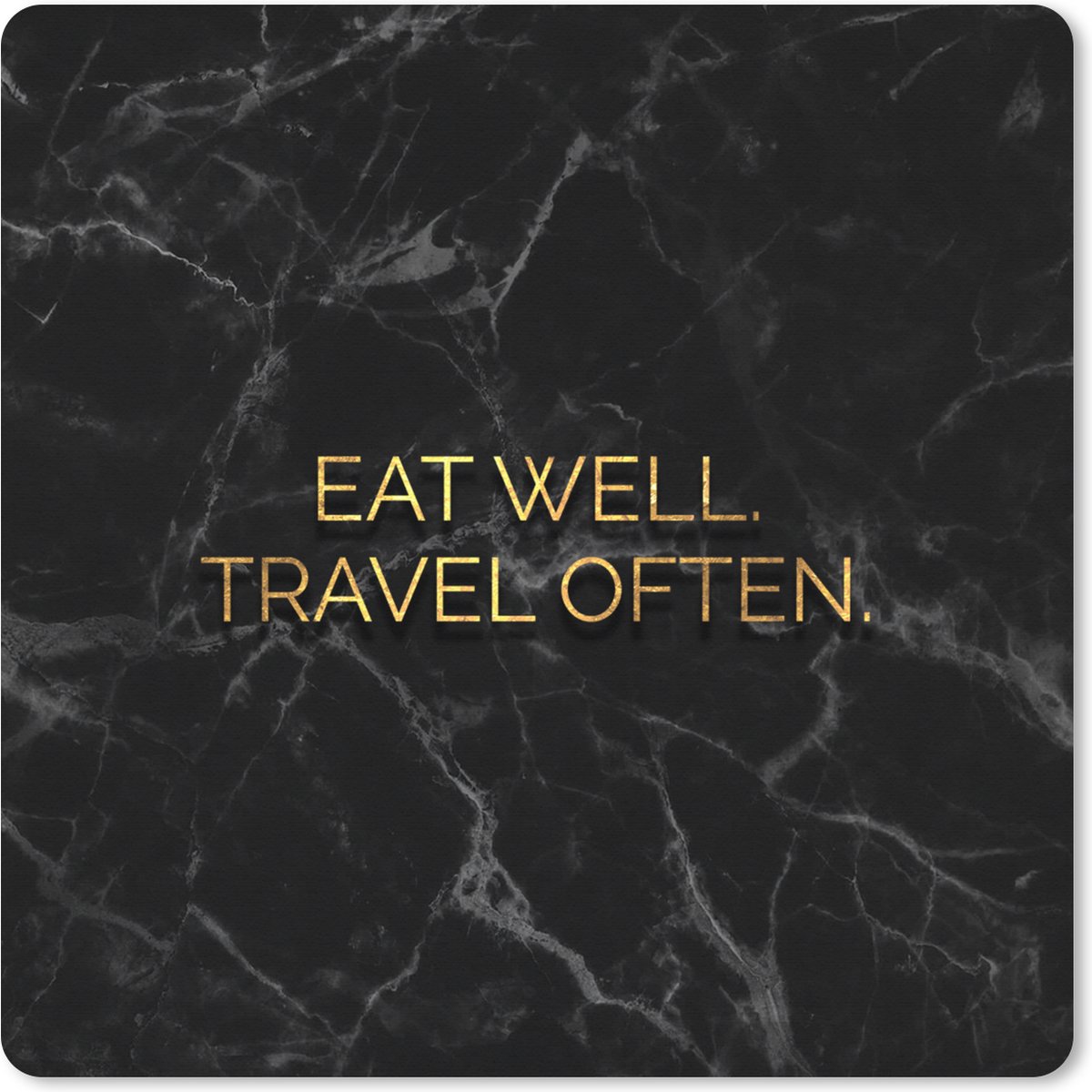 Muismat XXL 40x40 cm - Bureau onderlegger - Bureau mat Quote - Eten - Reizen - Goud - Bureaumat - Gaming mousepad xl - Bureaulegger groot - Computer deskmat