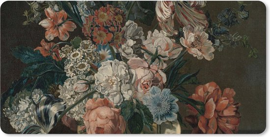 Een weelderig boeket met diverse bloemen, waaronder rozen, tulpen en pioenen in perzikkleur, roze, wit en blauw, tegen een donkere achtergrond.
