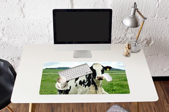 Muismat XXL 90x45 cm - Bureau onderlegger - Bureau mat Koe - Gras - Dieren - Berg - Bureaumat - Gaming mousepad xl - Bureaulegger groot - Computer deskmat