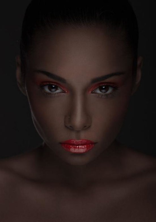 glasschilderij -  vrouw in het donker met rode lippen - 120x80 - -nacht