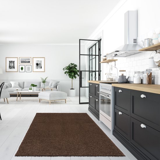 Bruin shaggy vloerkleed in een moderne keuken.