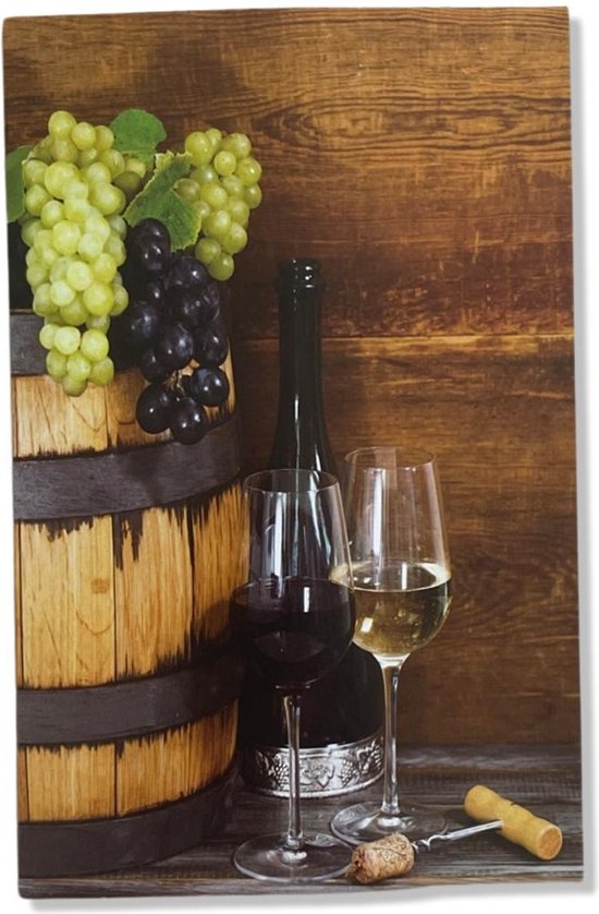 Houten vat met trossen witte en paarse druiven, fles rode wijn, twee glazen wijn.