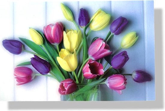 Boeket tulpen in roze, paars en geel met waterdruppels in een vaas.