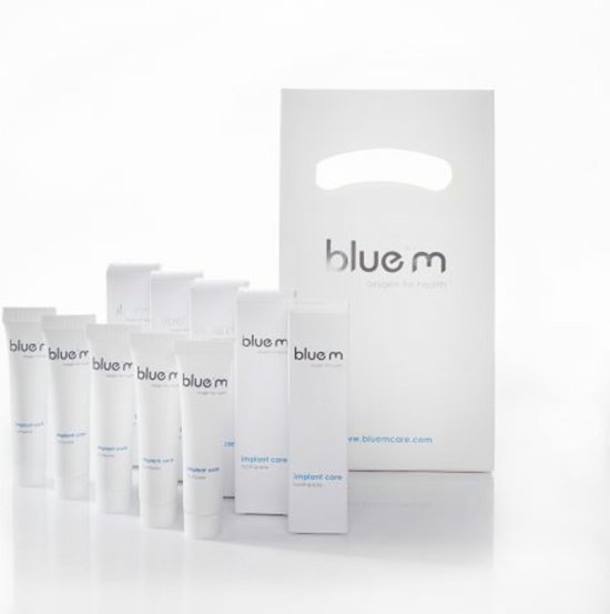 Grote witte tas met blauwe tekst 'blue m' en zeven kleine witte tubes tandpasta.