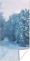 Poster Bos - Sneeuw - Winter - 75x150 cm - Kerstmis Decoratie - Kerstversiering - Kerstdecoratie Woonkamer - Kerstversiering - Kerstdecoratie voor binnen - Kerstmis