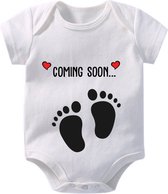 Hospitrix Baby Rompertje met Tekst Coming soon | Korte Mouw | Cadeau voor Zwangerschap | Bekendmaking | Aankondiging | Aanstaande Moeder